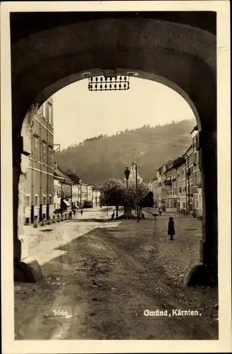 Ak Gmünd in Kärnten, Blick durch einen Torbogen