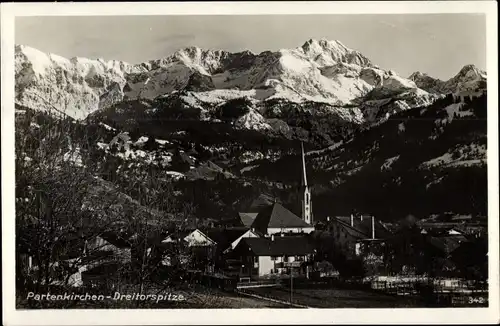 Ak Garmisch Partenkirchen in Oberbayern, Teilansicht mit Dreitorspitze