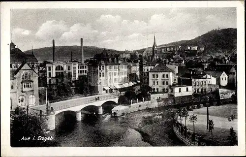 Ak Aue im Erzgebirge Sachsen, Flusspartie mit Brücke, Teilansicht der Stadt