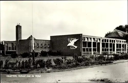 Ak Haaften Gelderland, School met de Bijbel