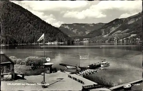 Ak Erlaufsee Mariazell Steiermark, Blick auf den Ort, Wasserpartie, Fahne, Berge