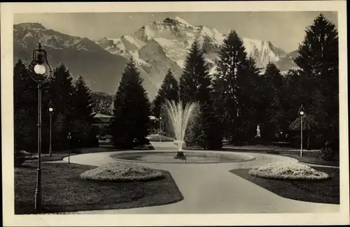 Ak Interlaken Kanton Bern Schweiz, Kurgarten mit Jungfrau