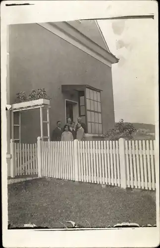 Foto Ak Elberfeld Wuppertal, Familie vor einem Haus, Zaun