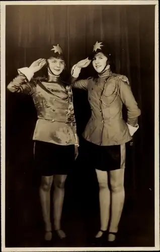 Foto Ak Zwei junge Frauen in Uniform, Karneval?