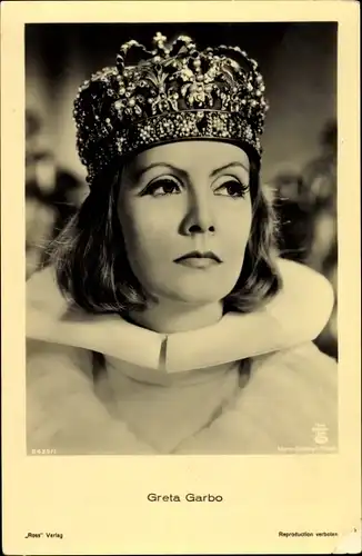 Ak Schauspielerin Greta Garbo, Portrait mit Krone