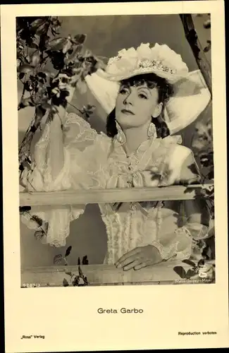 Ak Schauspielerin Greta Garbo, Portrait mit Hut, Blumen