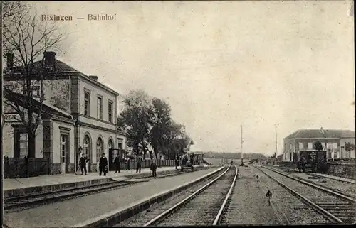 Ak Réchicourt le Château Rixingen Moselle, Bahnhof von der Gleisseite, Schaffner