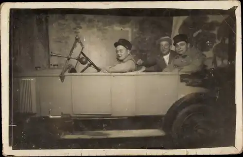 Foto Ak Drei Männer in einem Automobil, Hupe