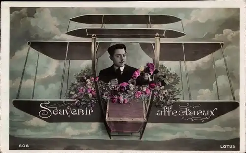 Ak Souvenir affectueux, Portrait von einem Mann in einem Flugzeug, Fotomontage