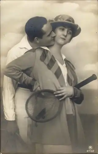 Ak Liebespaar mit Tennisschläger, Kuss