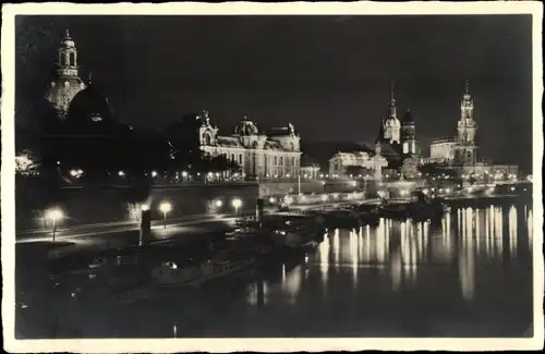 Ak Dresden Altstadt, Uferpartie bei Nacht, beleuchtete Gebäude