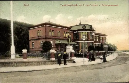 Ak Kiel Schleswig Holstein, Yachtclubgebäude mit Krupp-Denkmal und Strandpromenade, Passanten