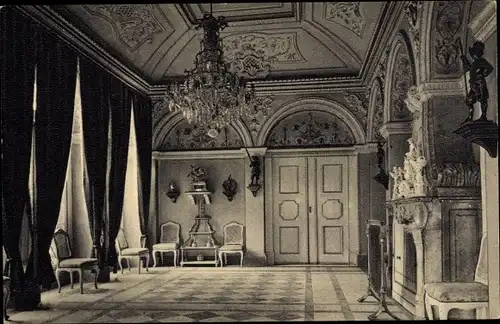 Ak Weesenstein Müglitztal in Sachsen, Schloss Weesenstein, Der Speisesaal, Kronleuchter, Kamin