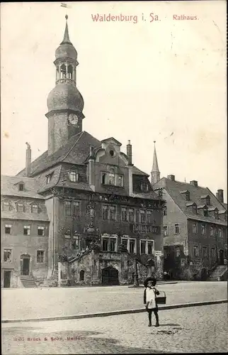 Ak Waldenburg in Sachsen, Rathaus, Ratskeller, Kind mit Korb