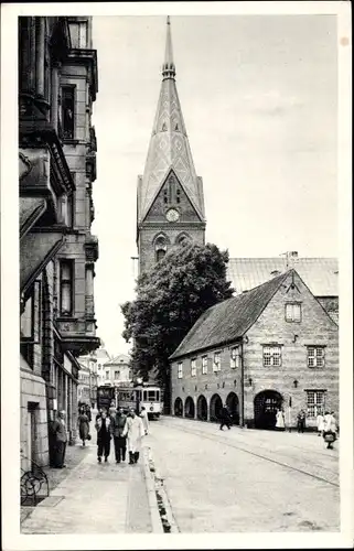 Ak Flensburg in Schleswig Holstein, Marienkirche mit Schrangen, Straßenbahn