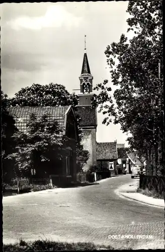 Ak Oost Knollendam Nordholland Niederlande, Straßenpartie mit Kirche