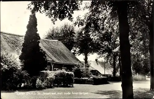 Ak Laren Nordholland Niederlande, St. Jansstraat met oude boerderijen