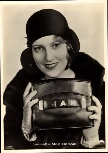 Ak Schauspielerin Jeanette Mac Donald, Portrait mit Handtasche