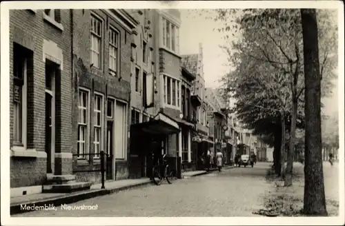 Ak Medemblik Nordholland Niederlande, Nieuwstraat