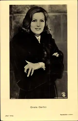 Ak Schauspielerin Greta Garbo, Standportrait, Mantel
