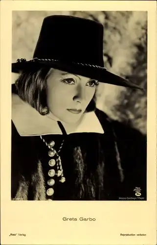 Ak Schauspielerin Greta Garbo, Portrait mit Hut, Filmkostüm