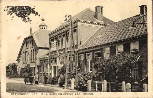 Ak Stavenisse Zeeland Niederlande, Ned. Herv. Kerk en openb. lag. School