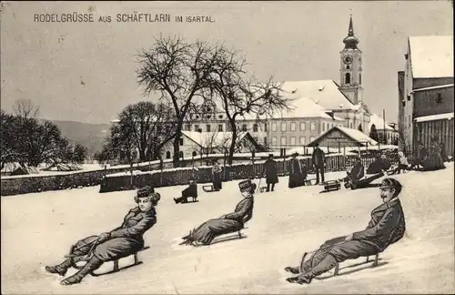 Ak Schäftlarn Oberbayern, Rodelgrüße, Kloster, Männer und Frauen auf Schlitten
