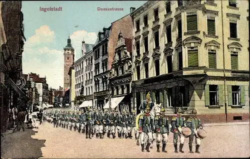 Ak Ingolstadt an der Donau Oberbayern, Donaustraße, Militärparade