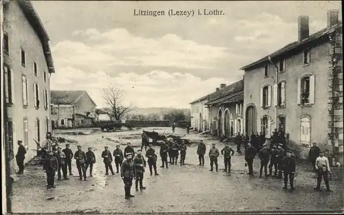 Ak Lezey Litzingen Moselle, Gruppe Soldaten auf der Straße