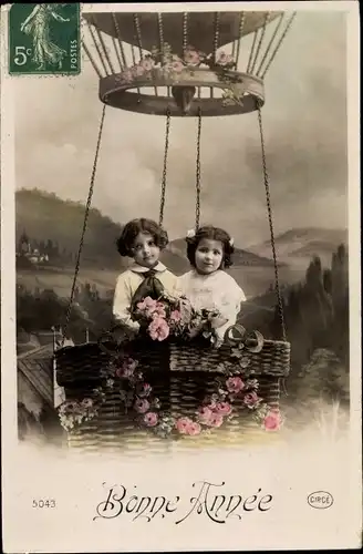 Ak Glückwunsch Neujahr, Zwei Kinder in einem Heißluftballon