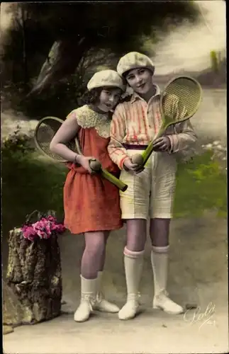 Ak Junge und Mädchen mit Tennisschlägern