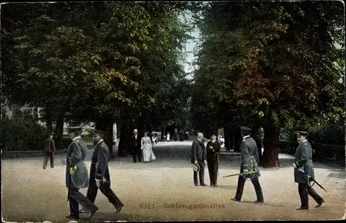 Ak Kiel Schleswig Holstein, Schlossgartenallee, Passanten, Männer in Uniform