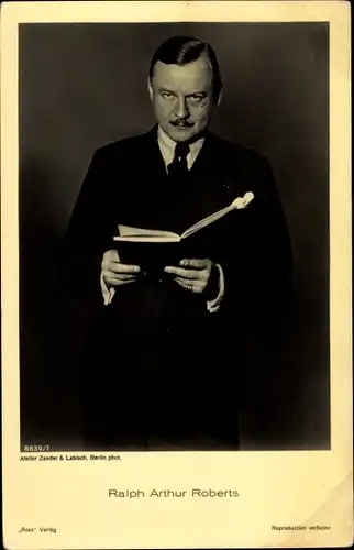 Ak Schauspieler Ralph Arthur Roberts, Portrait mit Buch, Ross Verlag Nr. 8830/1