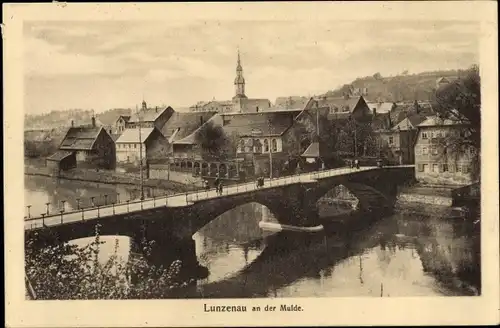 Ak Lunzenau in Sachsen, Blick über die Brücke auf den Ort, Mulde