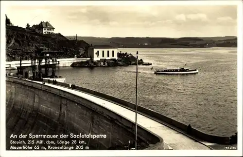 Ak Saalburg in Thüringen, An der Sperrmauer der Saaletalsperre, Salondampfer