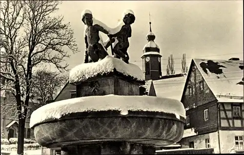 Ak Oelsnitz im Erzgebirge, Rudolph-Brunnen, Turmuhr, Winter