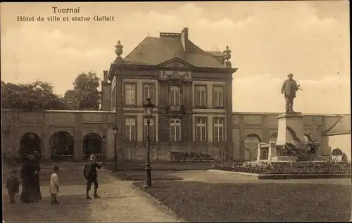 Ak Tournai Wallonien Hennegau, Hotel de ville et statue Gallait