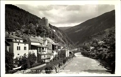 Ak Landeck in Tirol, Blick v.d. Innbrücke z. Schloss