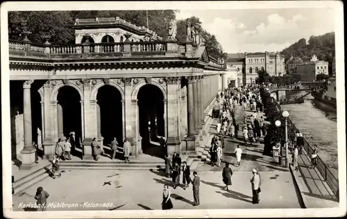 Ak Karlovy Vary Karlsbad Stadt, Mühlbrunnen Kolonnade, Passanten