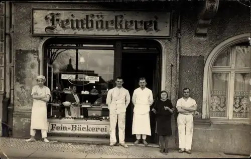 Foto Ak Unbekannter Ort, Personen vor einer Feinbäckerei, Bäcker, Schaufenster