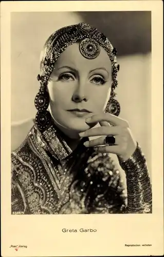 Ak Schauspielerin Greta Garbo, Portrait, Schmuck