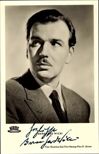Ak Schauspieler Bernhard Wicki, Portrait aus dem Film Gefangene der Liebe, Autogramm