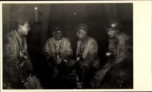 Foto Bergleute unter Tage mit Grubenlampen