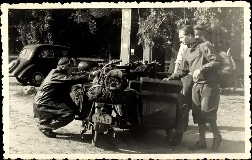 Foto Ak Männer mit Motorrad mit Beiwagen, Auto