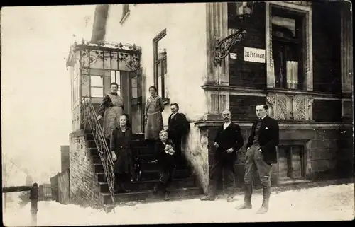 Foto Ak Menschen vor einem Wohnhaus, Geschäft Jos. Pechmann, Treppe, Hausnummer 17...