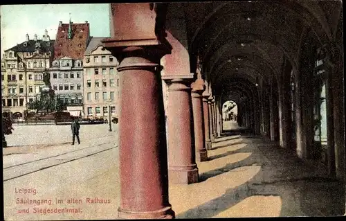 Ak Leipzig in Sachsen, Säulengang im alten Rathaus und Siegesdenkmal