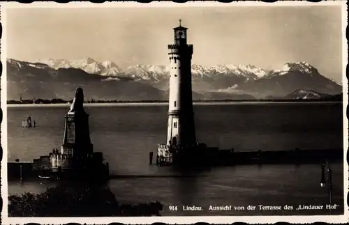 Ak Lindau am Bodensee Schwaben, Leuchtturm und Löwe von der Terrasse v. Lindauer Hof gesehen