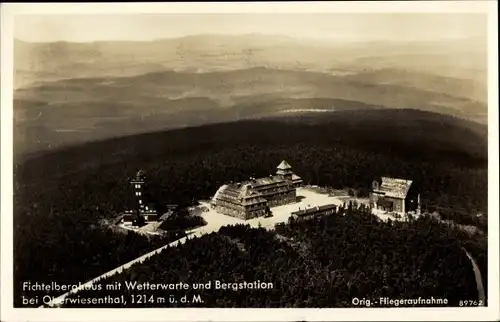 Ak Oberwiesenthal im Erzgebirge Sachsen, Fichtelberghaus, Wetterwarte, Bergstation, Fliegeraufnahme