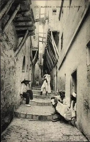 Ak Algerien, Une rue de la Casbah, Araber, schmale Gasse, Fassaden