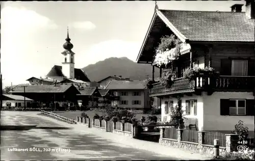 Ak Söll in Tirol,  Straßenansicht mit Kirche